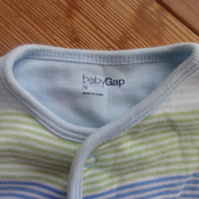 babyGAP(ベビーギャップ)の58  Baby Gap  クマさんワンポイントのロンパース★70センチ キッズ/ベビー/マタニティのベビー服(~85cm)(ロンパース)の商品写真