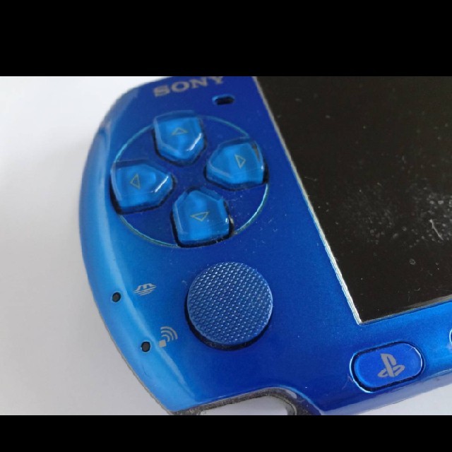 SONY(ソニー)のPSP-3000　バイブラント・ブルー エンタメ/ホビーのゲームソフト/ゲーム機本体(携帯用ゲーム機本体)の商品写真