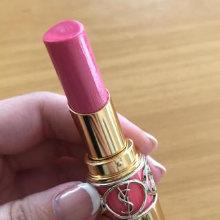 イヴサンローランボーテ(Yves Saint Laurent Beaute)のイヴサンローラン 51 ヴォリュプテシャイン(口紅)