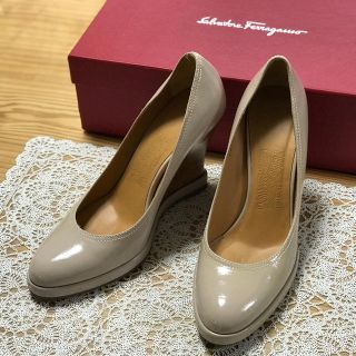 サルヴァトーレフェラガモ(Salvatore Ferragamo)のフェラガモ パンプス エナメル ピンクグレージュ #5 1/2 C 美品(ハイヒール/パンプス)