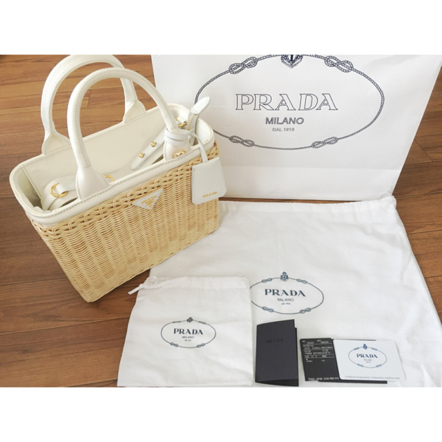 PRADA(プラダ)のぽん様お取り置き専用 レディースのバッグ(かごバッグ/ストローバッグ)の商品写真