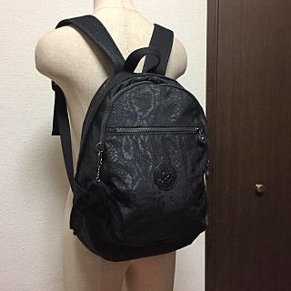 キプリング(kipling)の美品 Kipling  キプリング 黒地柄リュックサック(リュック/バックパック)