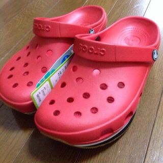 クロックス(crocs)のクロックス レトロクロッグ赤 新品 24(サンダル)