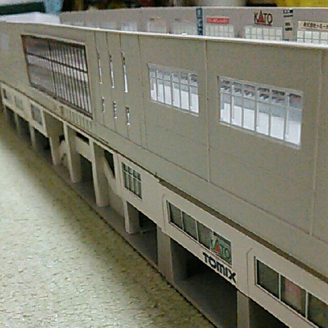 KATO`(カトー)の高架線　高架駅　パワーパック　線路セット エンタメ/ホビーのおもちゃ/ぬいぐるみ(鉄道模型)の商品写真