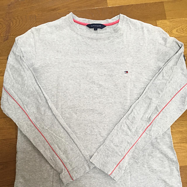 90s トミーヒルフィガー バックロゴ 長袖Tシャツ カッコいいです‼️ メンズのトップス(Tシャツ/カットソー(七分/長袖))の商品写真