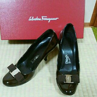 サルヴァトーレフェラガモ(Salvatore Ferragamo)のフェラガモ　エナメルリボンパンプス　サイズ6D(ハイヒール/パンプス)