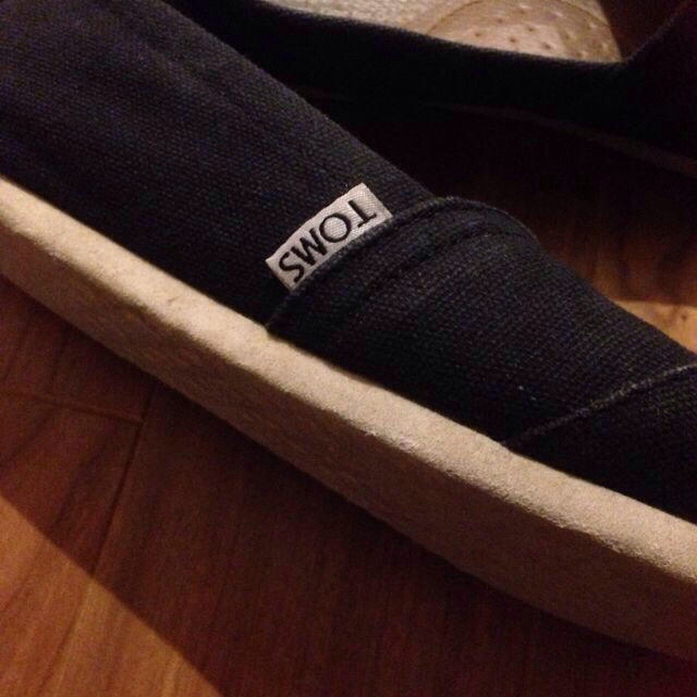 TOMS 6.5 ブラック レディースの靴/シューズ(スニーカー)の商品写真