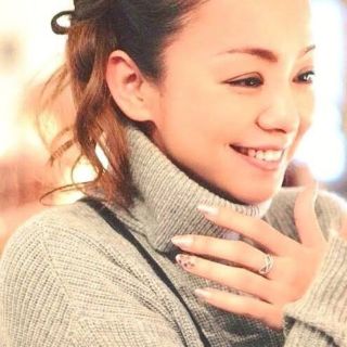 ユニクロ(UNIQLO)の安室奈美恵　グレーニットセーター　Sサイズ　入手困難❗(ミュージシャン)