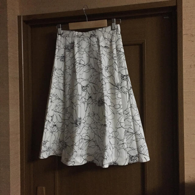 Doux archives(ドゥアルシーヴ)の単色花柄スカート レディースのスカート(ひざ丈スカート)の商品写真