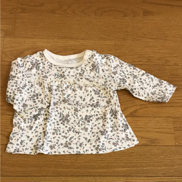 西松屋(ニシマツヤ)の花柄ロンT キッズ/ベビー/マタニティのベビー服(~85cm)(Ｔシャツ)の商品写真