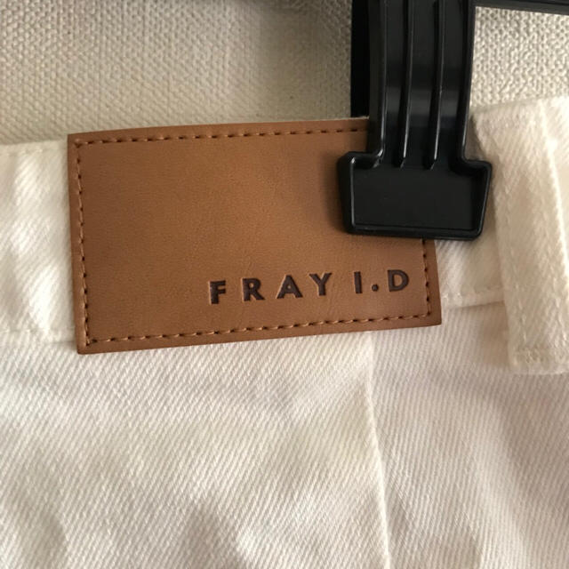 FRAY I.D(フレイアイディー)のフレイアイディー 白デニムショートパンツ レディースのパンツ(ショートパンツ)の商品写真