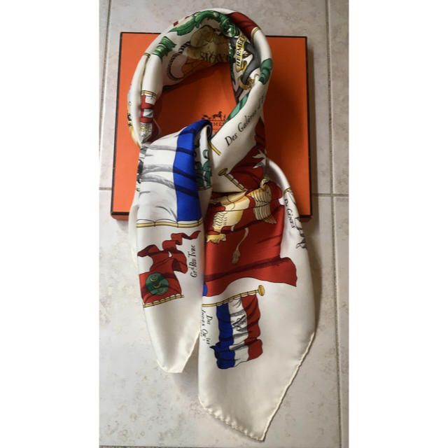 Hermes(エルメス)のkelly様専用 未使用 美品 ホワイトマリン エルメス スカーフ カレ90 レディースのファッション小物(バンダナ/スカーフ)の商品写真