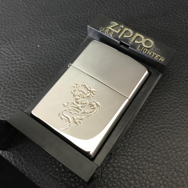 ZIPPO(ジッポー)のZIPPO ジッポー ドラゴン 龍 竜 デザイン 03年製 レギュラー 光沢 メンズのファッション小物(タバコグッズ)の商品写真