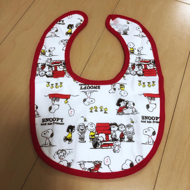 SNOOPY(スヌーピー)のスヌーピー スタイ よだれかけ キッズ/ベビー/マタニティのこども用ファッション小物(ベビースタイ/よだれかけ)の商品写真