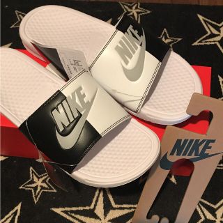 ナイキ(NIKE)のNIKE BENASSI ナイキ ベナッシ サンダル 白 黒 シルバー スリッパ(サンダル)