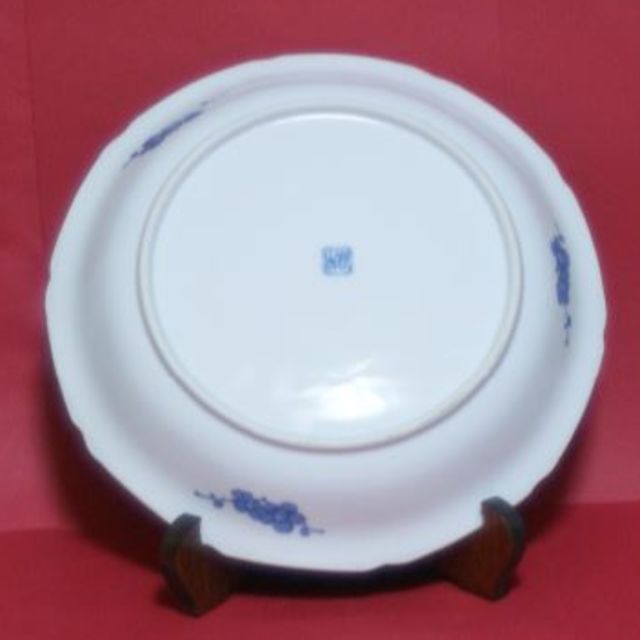 送料込★朱牡丹鳥図十角大皿 29cm【白磁、木製皿立て付、展示品】L06 2