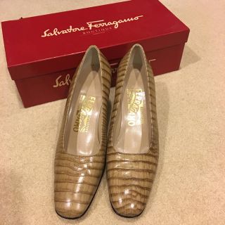 サルヴァトーレフェラガモ(Salvatore Ferragamo)の☆美品♥︎フェラガモ パンプス クロコ型押し スクエアトゥ51/2C (ハイヒール/パンプス)