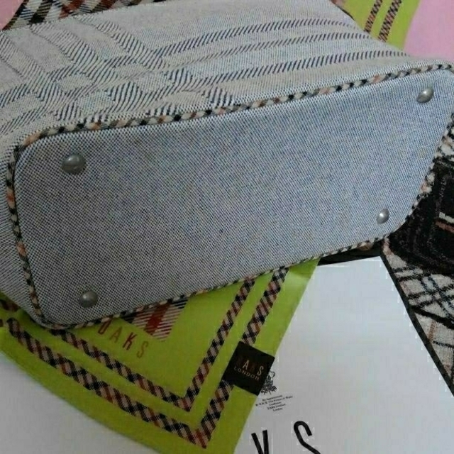DAKS(ダックス)のDAKS RONDON バッグ ハンカチスカーフ(新品) & ミニタオル付き レディースのバッグ(ハンドバッグ)の商品写真