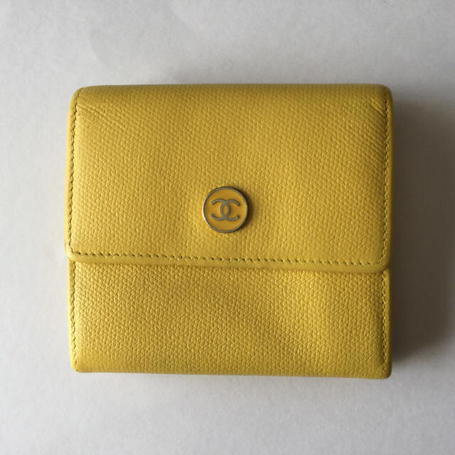 CHANEL(シャネル)のシャネルココボタン ダブルホックイエロー レディースのファッション小物(財布)の商品写真