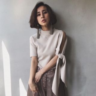 アメリヴィンテージ(Ameri VINTAGE)の ASYMMETRY KNOT SLEEVE KNIT (カットソー(長袖/七分))