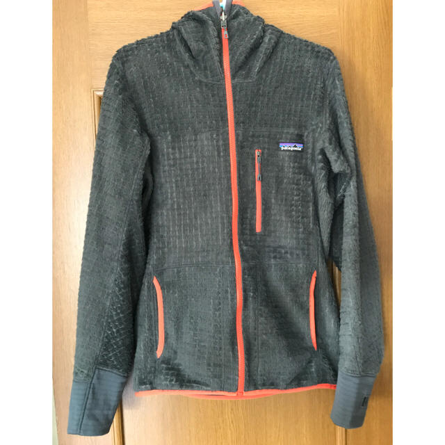 patagonia(パタゴニア)のパタゴニア　メンズ　Ｒ3　フーディ　XSサイズ Forge Grey スポーツ/アウトドアのアウトドア(登山用品)の商品写真