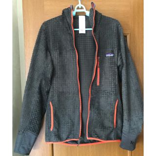 パタゴニア(patagonia)のパタゴニア　メンズ　Ｒ3　フーディ　XSサイズ Forge Grey(登山用品)