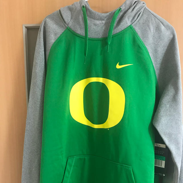 NIKE(ナイキ)の新品 Nike製 オレゴン大学ダックス パーカーUS XL UCLA レディースのトップス(パーカー)の商品写真