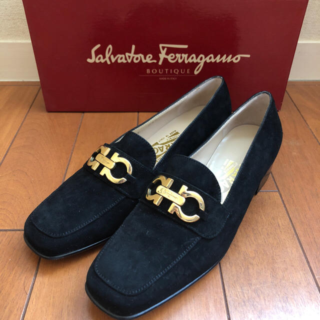 Ferragamo(フェラガモ)の新品未使用❣️フェラガモ  スエード黒ローファー 37 6C 23.5cm レディースの靴/シューズ(ローファー/革靴)の商品写真