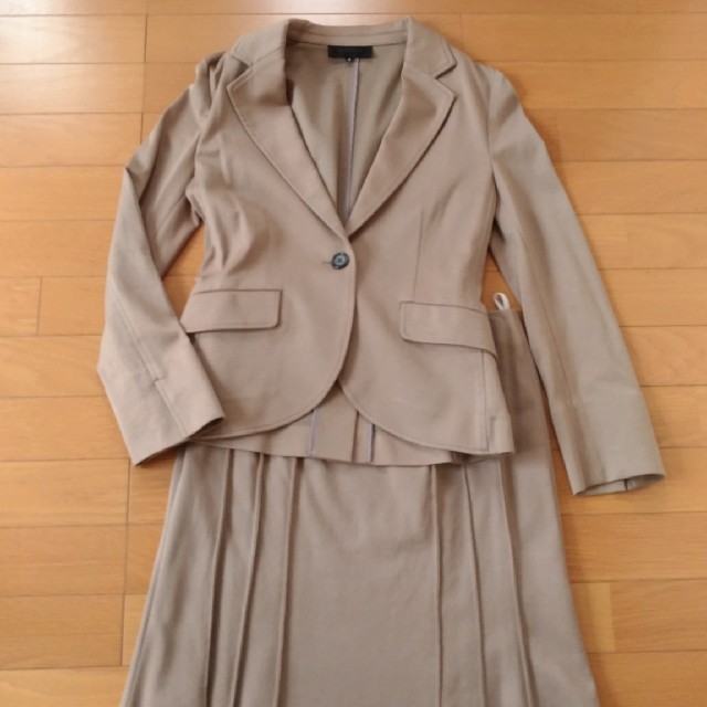 UNTITLED(アンタイトル)のUNTITLE ベージュスーツ3 レディースのフォーマル/ドレス(スーツ)の商品写真