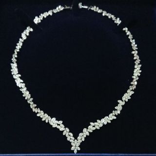 スワロフスキー(SWAROVSKI)の値下げ☆スワロフスキー ミランダカー Ｖネックレス クロス付き(ネックレス)