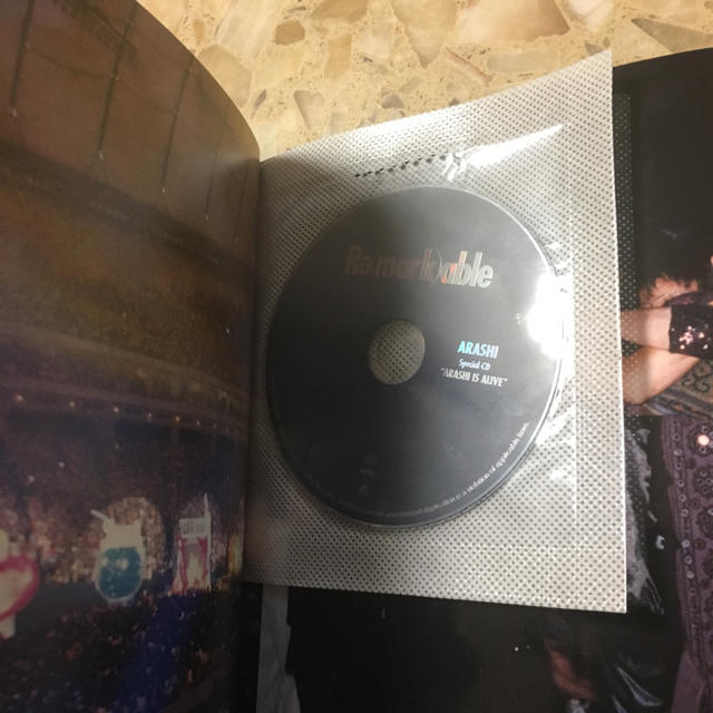 嵐(アラシ)の嵐 写真集 CD付【ARASHI IS ALIVE】 エンタメ/ホビーのタレントグッズ(アイドルグッズ)の商品写真