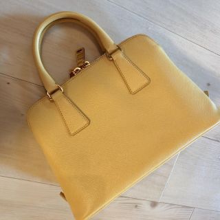 プラダ(PRADA)の《確認用》美品 プラダ サフィアーノ ショルダーバッグ  イエロー ヴィトン(ショルダーバッグ)