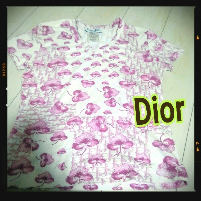 Christian Dior(クリスチャンディオール)のディオール♥️Dior Tシャツ　ピンク　Vネック レディースのトップス(Tシャツ(半袖/袖なし))の商品写真