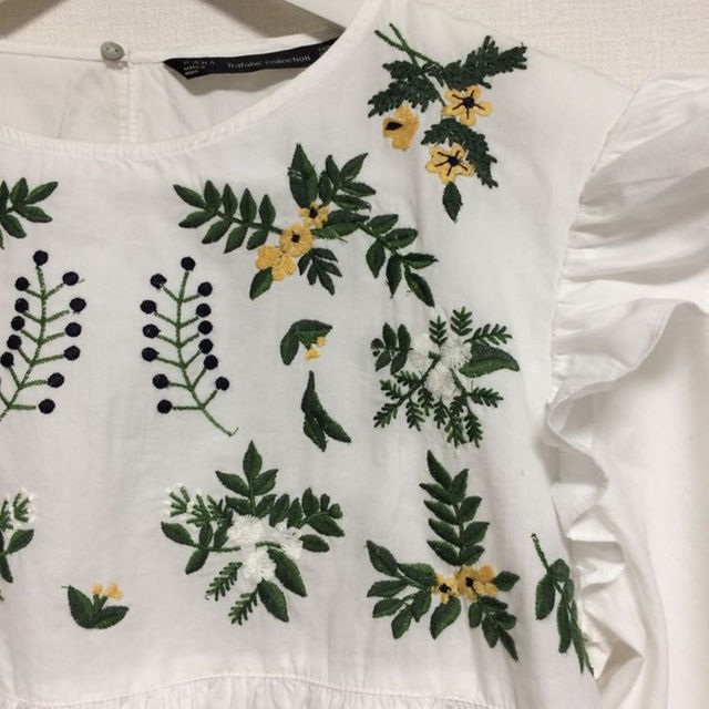 ZARA(ザラ)の送料込み＊ZARA刺繍ブラウス レディースのトップス(その他)の商品写真