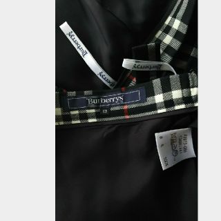 バーバリー(BURBERRY)の未使用品レベル Burberry's 定番チェックの上品スカート 黒(ひざ丈スカート)