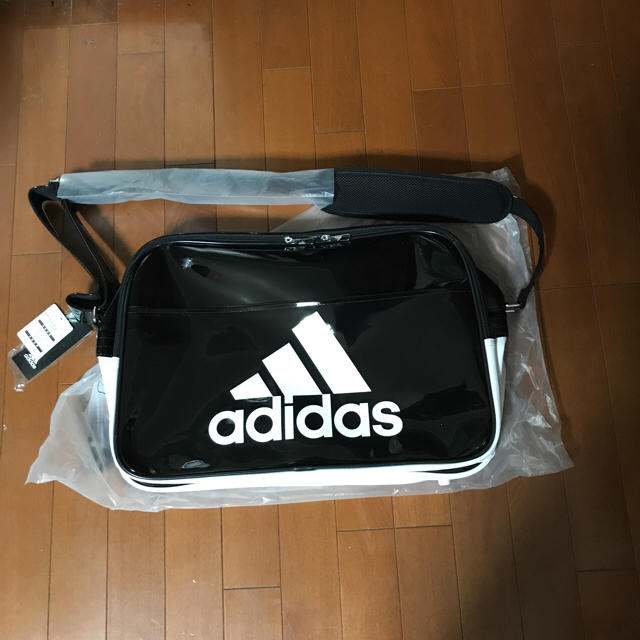 adidas(アディダス)のアディダスのエナメルバック スポーツ/アウトドアのスポーツ/アウトドア その他(その他)の商品写真