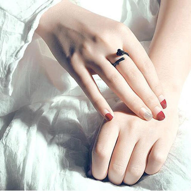 新品 ブラックシルバーリング 薔薇 レディースのアクセサリー(リング(指輪))の商品写真