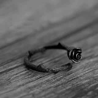 新品 ブラックシルバーリング 薔薇(リング(指輪))