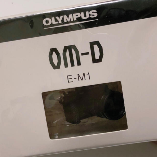 OLYMPUS(オリンパス)の【新品未使用未開封！】OLYMPUS OM-D E-M1 一眼レフ ストラップ スマホ/家電/カメラのカメラ(デジタル一眼)の商品写真