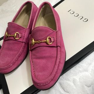 グッチ(Gucci)のGUCCI  グッチ ピンクスエード ビット ローファー (ローファー/革靴)