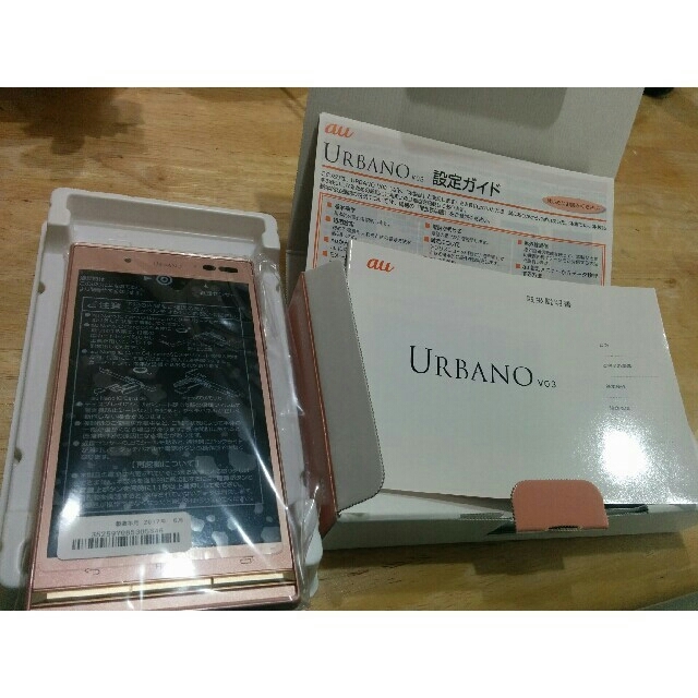 京セラ(キョウセラ)のau URBANO V03　ピンク　未使用　充電器つき スマホ/家電/カメラのスマートフォン/携帯電話(スマートフォン本体)の商品写真