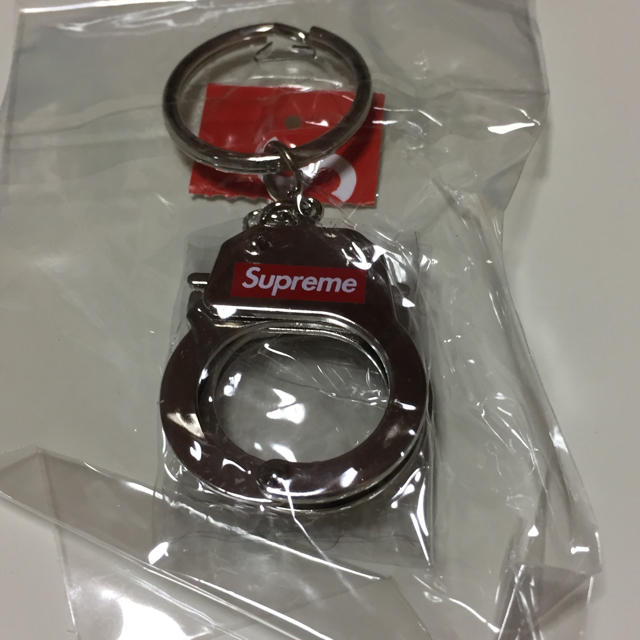 Supreme(シュプリーム)のHandcuffs Keychain メンズのファッション小物(キーホルダー)の商品写真