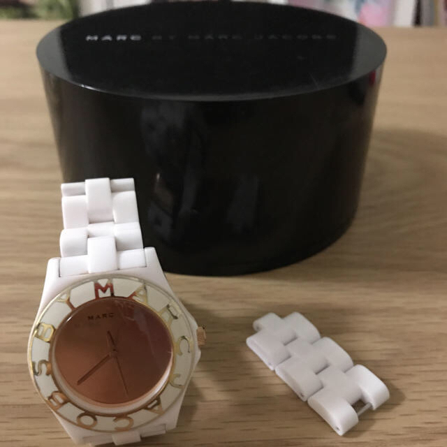 MARC BY MARC JACOBS(マークバイマークジェイコブス)の【値下げ！送料込み】MARC BY MARC JACOBS 白腕時計 レディースのファッション小物(腕時計)の商品写真