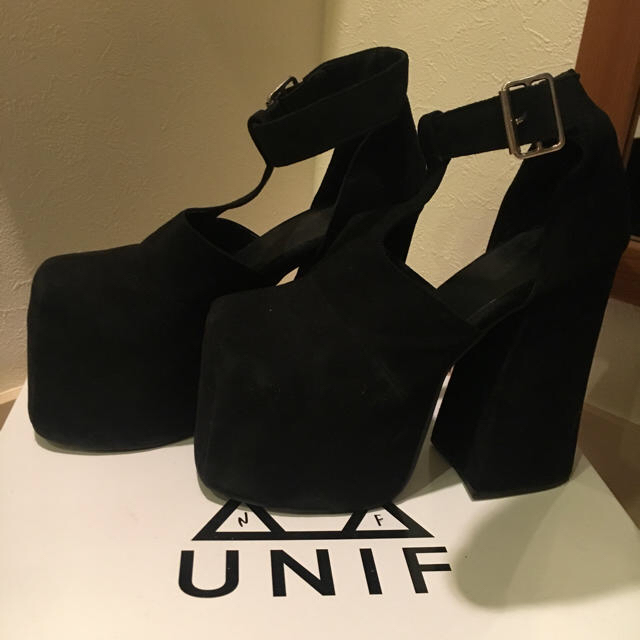 UNIF(ユニフ)のUNIF  Tストラッププラットフォームヒール  レディースの靴/シューズ(ハイヒール/パンプス)の商品写真