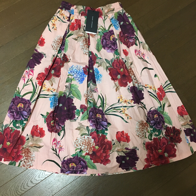 ZARA(ザラ)のララ様専用♡zara 新品未使用 フラワーミディスカート レディースのスカート(ひざ丈スカート)の商品写真