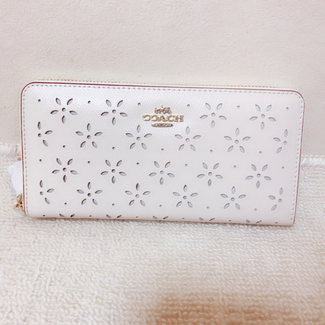 COACH(コーチ)の新品♡完売品 コーチ パーフォレイテッドフラワー長財布 パンチング♡ レディースのファッション小物(財布)の商品写真