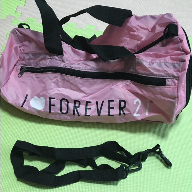FOREVER 21(フォーエバートゥエンティーワン)の折りたたみボストンバッグ レディースのバッグ(ボストンバッグ)の商品写真