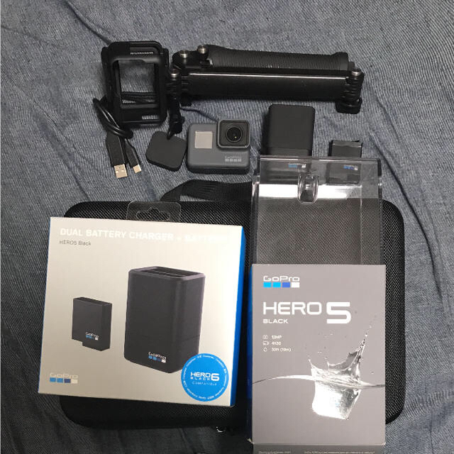 GoPro(ゴープロ)のGoPro Hero5 予備バッテリー 各種アクセサリー付き スマホ/家電/カメラのカメラ(ビデオカメラ)の商品写真