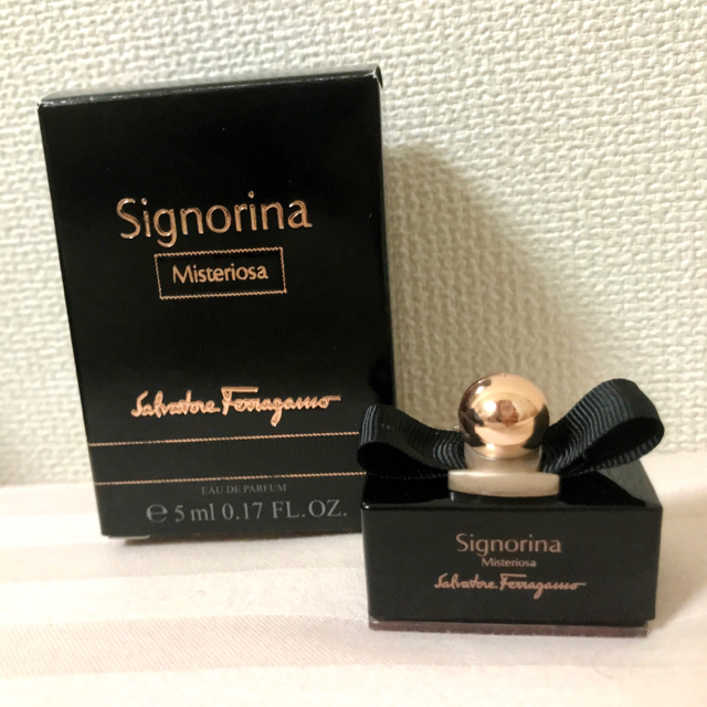 Salvatore Ferragamo(サルヴァトーレフェラガモ)の箱付き新品♡サルヴァトーレフェラガモ シニョリーナ ミステリオーサ ミニボトル♡ コスメ/美容の香水(香水(女性用))の商品写真