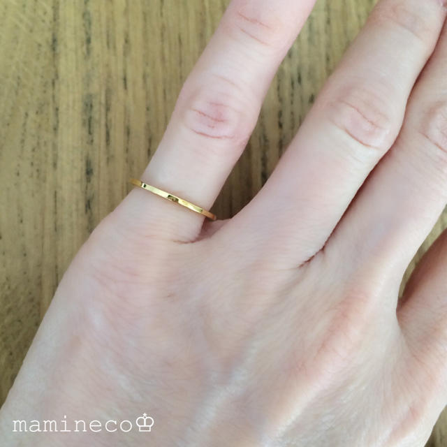 7号サイズ ステンレス製 イエローゴールドリング幅1mm 指輪 レディースのアクセサリー(リング(指輪))の商品写真
